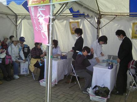 第19回すこやかかながわ1万人健康ウォーク in 横浜での肺年齢スパイロ体験イベント 実施記録(写真)4